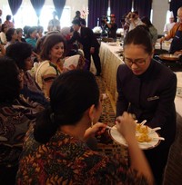 Para undangan dapat mencicipi seluruh masakan Nina dan William.