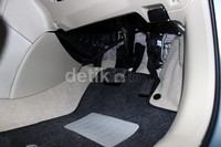 Sedangkan ketika melongok ke bawah, satu pedal hilang satu. Katanya, Di Indonesia, Suzuki dikabarkan akan membanderol Ertiga matik dengan harga mulai Rp 172 juta hingga Rp 184 juta on the road Jakarta dan sekitarnya.