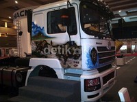 Andre Setiawan (12), melukis truk tersebut dengan motif bintang byson.