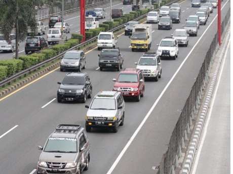 200 Mobil Panther Ngerayap di Jalan Tol