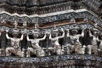 Kuil ini lokasinya tak jauh dari Wat Pho.