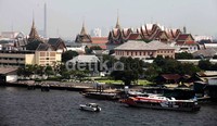 Dari atas kuil tersebut kita dapat melihat pemandangan sungai Chao Phraya yang berlatar belakang Grand Palace.