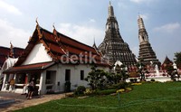 Wat Arun tampak tinggi menjulang.