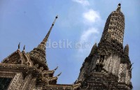 Kuil ini terletak di tepi barat sungai Chao Phraya di Thon Buri.