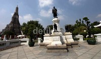 Seperti kuil-kuil lain di Thailand, Wat Arun juga punya bentuk menjulang dan megah.
