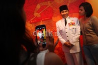 Wisatawan berfoto dengan patung lilin mantan Presiden Republik Indonesia Soekarno.