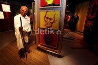 Patung Mahatma Gandhi memegang tongkat berdiri di salah satu ruangan Museum lilin Madame Tussauds.