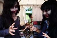 Kedua wanita cantik ini berdandan ala zombie.