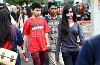 Usai didandani ala zombie, mereka berkeliaran di Tenis Indoor Senayan.