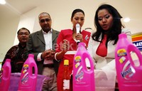Presdir PT Reckitt Benckiser Indonesia Ratanjit Das dan Direktur Pemasaran PT Reckitt Benckiser Indonesia Vishal Bhatia juga hadir dalam acara tersebut.