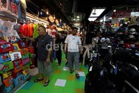 Sejumlah wisatawan berberlanja di MBK Center, Bangkok, Thailand, beberapa waktu lalu.