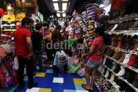 Para wisatawan menyempatkan diri untuk berbelanja di tempat ini karena banyak pilihan oleh-oleh mulai dari pakaian hingga souvenir.