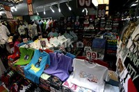 Mulai dari pakaian, aksesoris, tas, perabotan, keperluan rumah tangga, barang elektronik hingga souvenir khas Thailand dapat dijumpai di pusat perbelanjaan yang terletak di Phayatai Road tersebut.