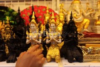 Pembeli memilih souvenir khas Thailand yang akan dibelinya.
