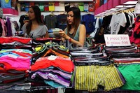 Meski berbentuk sebuah mal, pengunjung bisa melakukan tawar-menawar harga barang dengan penjual.