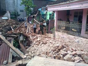 Korban Puting Beliung di Jember Mulai Bersih-bersih Reruntuhan Rumah