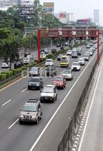 200 Mobil Panther Ngerayab Bareng di Jalan Tol