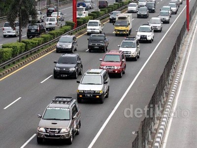 200 Mobil Panther Ngerayab Bareng di Jalan Tol