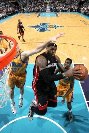 LeBron James Pimpin Heat Tundukkan Hornets