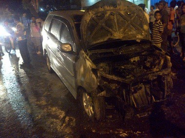 Mobil Avanza Terbakar saat Parkir di Medan Mobil Avanza Terbakar saat Parkir di Medan