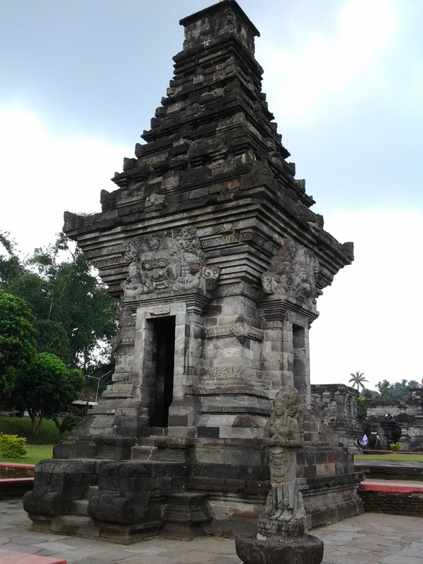 Menyusuri Jejak Kerajaan Kediri di Komplek Candi Penataran 