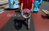 Group Ondel-ondel beraksi di Bundaran Hotel Indonesia, Jakarta Pusat, Minggu (31/3). Ondel-Ondel tersebut dijadikan media untuk mengamen di pinggir jalan di kawasan ibukota sekaligus upaya melestarikan kesenian Betawi.