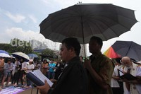 Mereka membawa telur Paskah yang di dalamnya terdapat harapan-harapan  agar Presiden SBY bisa segera menyelesaikan kasus ini.
