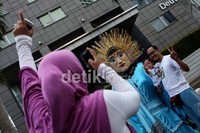 Group Ondel-ondel beraksi di Bundaran Hotel Indonesia, Jakarta Pusat, Minggu (31/3). Ondel-Ondel tersebut dijadikan media untuk mengamen di pinggir jalan di kawasan ibukota sekaligus upaya melestarikan kesenian Betawi.
