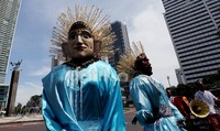 Group Ondel-ondel beraksi di Bundaran Hotel Indonesia, Jakarta Pusat, Minggu (31/3). Ondel-Ondel tersebut dijadikan media untuk mengamen di pinggir jalan di kawasan ibukota sekaligus upaya melestarikan kesenian Betawi.