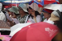 Jemaat GKI Yasmin Bogor dan HKBP Filadefila Bekasi yang alami pemblokiran dari rumah ibadahnya, melakukan ibadah Paskah di depan Istana Negara, Jakarta, Minggu (31/3).