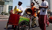 Group Ondel-ondel beraksi di Bundaran Hotel Indonesia, Jakarta Pusat, Minggu (31/3). Ondel-Ondel tersebut dijadikan media untuk mengamen di pinggir jalan di kawasan ibukota sekaligus upaya melestarikan kesenian Betawi.