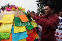 Mereka membawa telur Paskah yang di dalamnya terdapat harapan-harapan  agar Presiden SBY bisa segera menyelesaikan kasus ini.