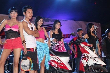 Gadis Seksi Bikin Hot Peluncuran Yamaha X-Ride di Jakarta
