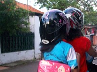 Demi keselamatan saat berkendara, sebaiknya memasang helm dengan benar, kaitkan tali helmnya sampai terdengar bunyi 'klik'. (Foto: Heri Setiawan).