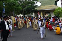 Iring-iringan Sultan dan Permaisuri Kedaton Temate saat menuju alun-alun tempat pembukaan Festival Legu Gam berlangsung. (Ken Yunita/ detikTravel)