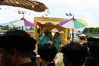 Dari Kraton ke Alun-alun, Sultan dan Permaisuri ditandu. (Ken Yunita/ detikTravel)