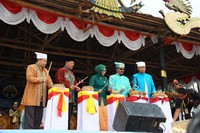 Penabuhan kendang sebagai tanda Festival Legu Gam resmi dibuka. (Ken Yunita/ detikTravel)