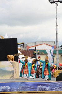 Rakyat Ternate berbondong-bondong ke Alun-alun untuk menyaksikan pembukaan festival tahunan ini. Mereka dihibur sejumlah tarian dan nyanyian. (Ken Yunita/ detikTravel)