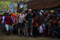 Tak cuma warga Ternate yang antusias, sejumlah turis termasuk turis asing juga terlihat menyaksikan acara pembukaan Festival Legu Gam. (Ken Yunita/ detikTravel)