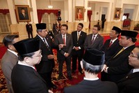 Presiden SBY berbincang dengan Hakim Konstitusi Arief Hidayat dan pimpinan lembaga negara. Abror Rizki/Setpres.