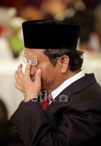Mahfud MD menitikkan airmatanya saat berpamitan dengan para karyawan dan hakim.