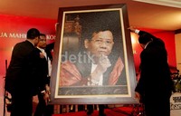     Pegawai dan karyawan MK menyerahkan cinderanata kepada Mahfud MD.
