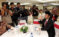 Mahfud MD melambaikan tangannya.