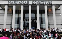 Usai melepas jabatan sebagai hakim konstitusi, Mahfud MD langsung disambut 150 masyarakat di halaman gedung Mahkamah Konstitusi (MK), Senin (1/4/2013).