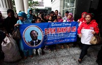 Beberapa warga juga membawa spanduk dukungan untuk Mahfud.