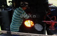 Kereta api uap dengan bahan bakar kayu jati, sudah sangat kuno, sistem kerja motor KA kuno masih menggunakan prinsip-prinsip ketel uap temuan James Watt. Arbi Anugrah/detikcom.