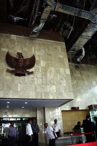 Wakil Ketua KPK Bambang Widjojanto meninjau plafon lobi gedung KPK yang ambruk. Ramses/detikFoto.