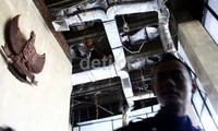 Petugas KPK juga berjaga-jaga di dekat lokasi plafon yang ambruk. Ramses/detikFoto.