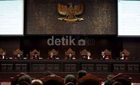 MK menolak semua gugatan yang diajukan Rieke Dyah Pitaloka-Teten Masduki.