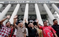 Rieke langsung menyapa pendukungnya yang menghadiri persidangan di gedung MK.